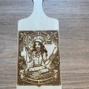 Planche de présentationen bois personnalisée avec gravure laser artisanale.