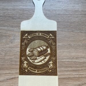 Planche de présentationen bois personnalisée avec gravure laser artisanale.