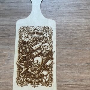 Planche de présentationen bois personnalisée avec gravure laser artisanale.