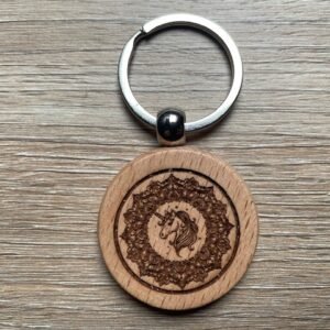 Porte-clés en bois naturel gravé au laser avec texte personnalisé.