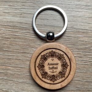 Porte-clés en bois naturel gravé au laser avec texte personnalisé.