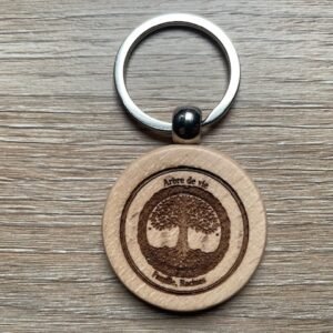 Porte-clés en bois naturel gravé au laser avec texte personnalisé.