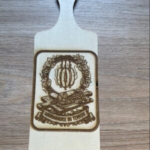 Planche de présentationen bois personnalisée avec gravure laser artisanale.