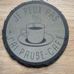 Dessous de tasse rond en ardoise gravé avec l'inscription "Je peux pas j'ai pause-café" et un dessin de tasse fumante.