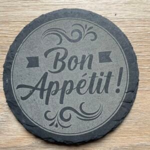 Dessous de plat ou assiette en ardoise gravée avec l'inscription "Bon Appétit !"