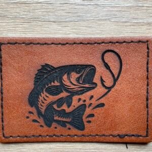 Apportez une touche d'authenticité à vos équipements avec cet écusson en cuir gravé. Conçu pour les amoureux de la nature et les passionnés de pêche, cet écusson en cuir véritable apporte un style unique et rustique à vos vêtements, sacs à dos, ou casquettes. La gravure au laser offre une précision exceptionnelle, mettant en valeur chaque détail du motif de la truite. Pourquoi choisir cet écusson : Cuir de qualité : Une matière naturelle qui se patine magnifiquement avec le temps. Gravure haute précision : Un rendu net et durable qui ne s'effacera pas. Polyvalence : Idéal pour personnaliser une veste, un sac, ou tout autre accessoire textile. Artisanal : Réalisé avec passion dans notre atelier.
