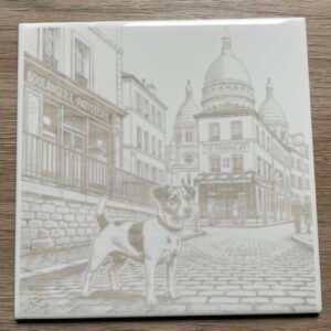 Carreau en céramique 10x10cm gravé au laser avec une scène de ville et un chien