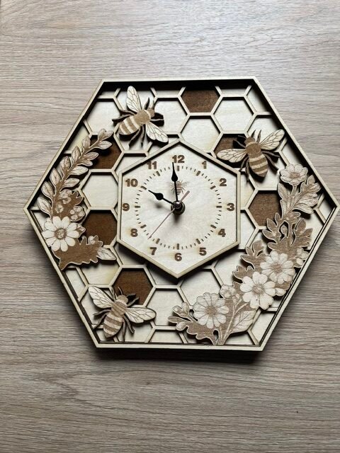 Horloge murale hexagonale en bois gravé motif alvéoles abeille fait main France