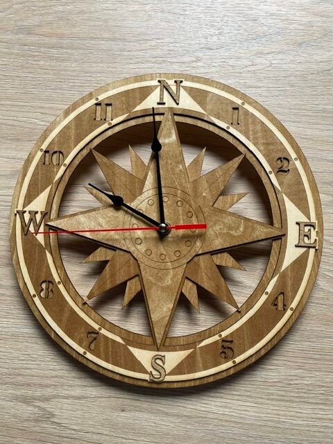 Horloge murale en bois gravé et découpé laser motif rose des vents fait main France