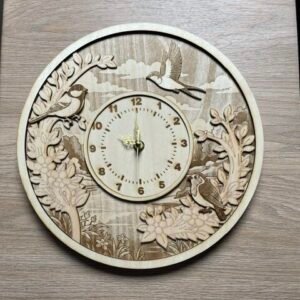 Horloge murale en bois gravé et découpé laser motif oiseaux et nature artisanale
