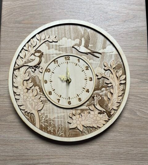 Horloge murale en bois gravé et découpé laser motif oiseaux et nature artisanale