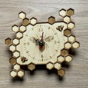 Horloge murale en bois découpé au laser motif alvéoles d'abeille