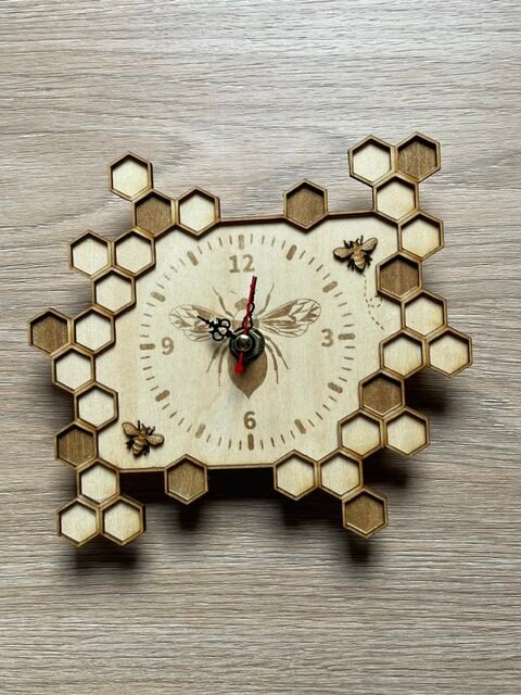 Horloge murale en bois découpé au laser motif alvéoles d'abeille
