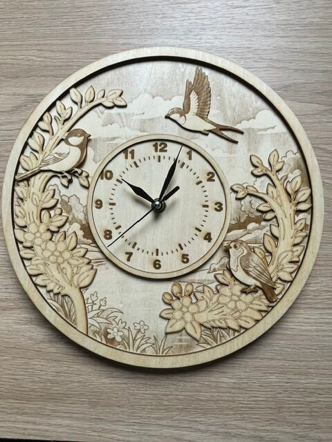 Horloge murale en bois gravé motif oiseaux et nature aiguilles noires