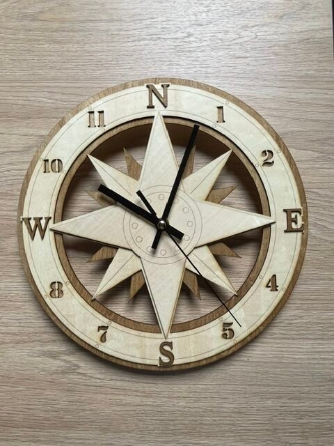 Horloge murale en bois découpé au laser motif rose des vents