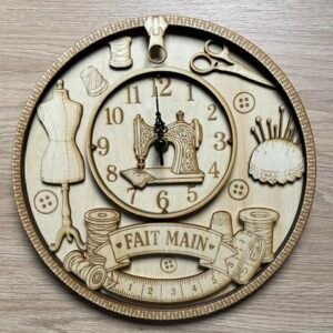 Horloge murale en bois gravé motif machine à coudre et couture fait main France