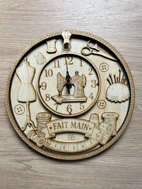 Horloge murale en bois gravé motif machine à coudre et couture fait main France